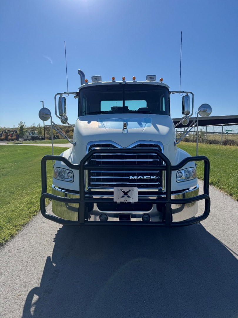 2017 MACK CXU613 - USED TRUCKS DAY CAB - image 2